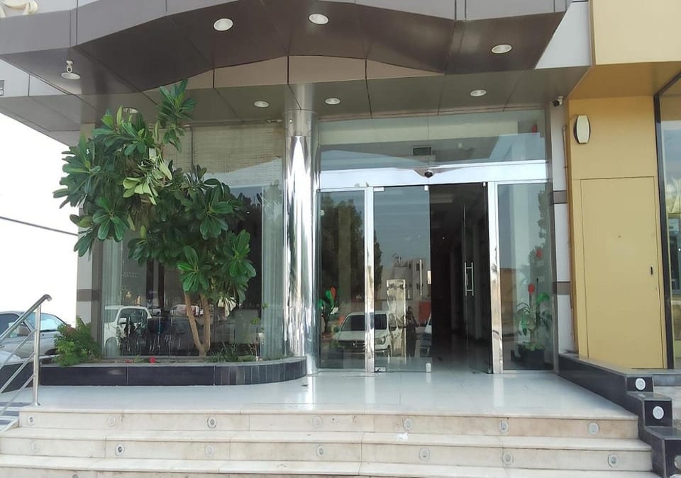 Property building, Facade/entrance, Day
