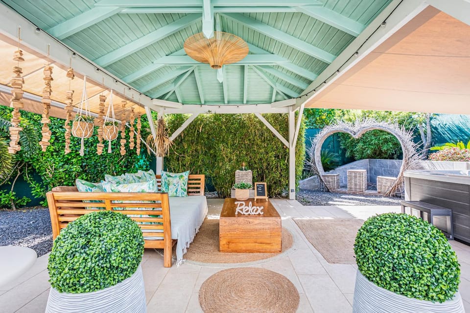 Patio, Spring, Day, Garden, Living room, Spa and wellness centre/facilities, Seating area, Garden view