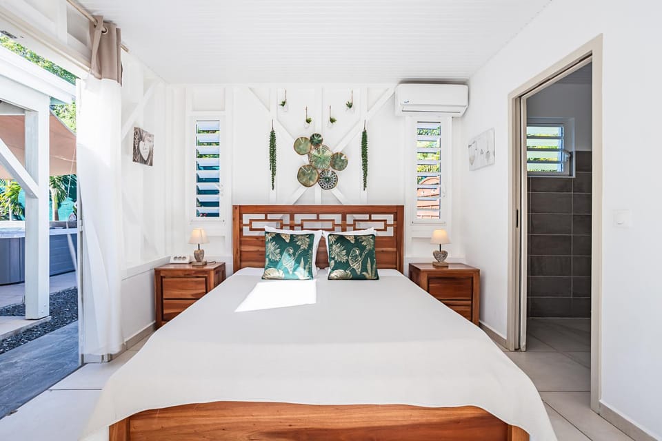 Bed, Photo of the whole room, Bedroom, air conditioner