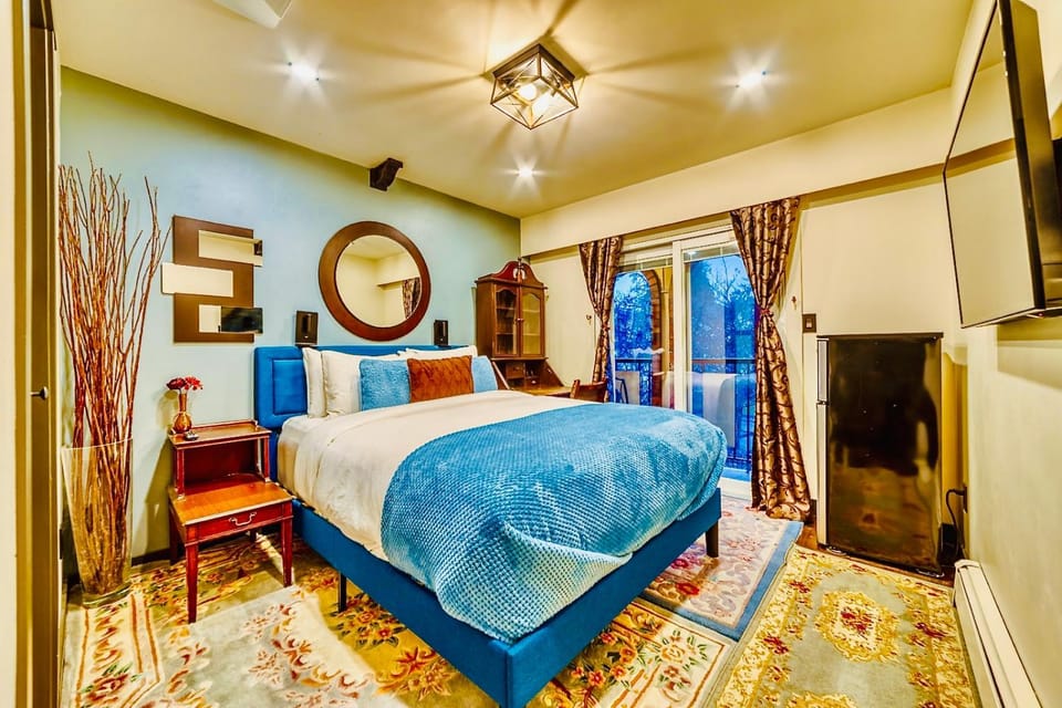 Bed, TV and multimedia, Photo of the whole room, Bedroom