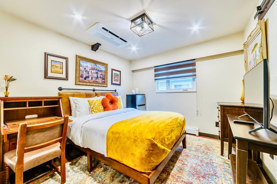 Bed, TV and multimedia, Bedroom