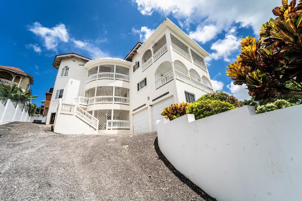 Skyline Suites, breathtaking mountains & city view apts Apartment in Montego Bay