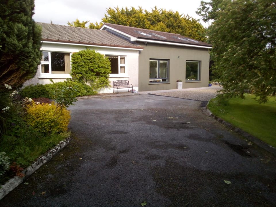 Spacious Contemporary Chalet type Apartment. Apartment in Galway