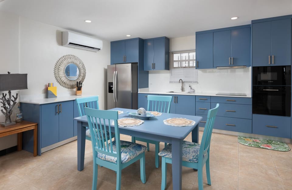 Kitchen or kitchenette, Seating area, Dining area, air conditioner