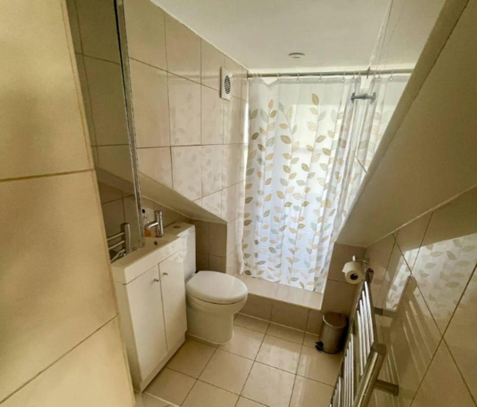Bright Quiet Loft Room EnSuite Serene Clapham area House in London