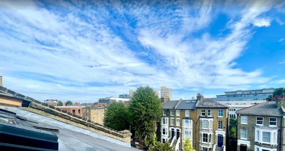 Bright Quiet Loft Room EnSuite Serene Clapham area House in London