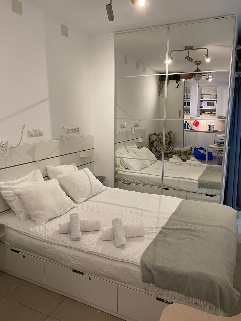 Bed, Bedroom, towels