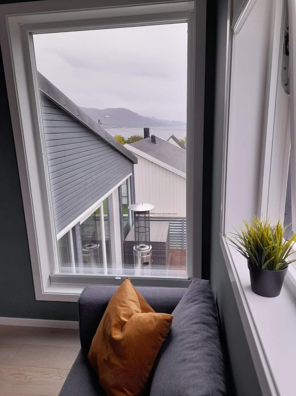Modern 5 bedroom home, close to everything! Villa in Tromso