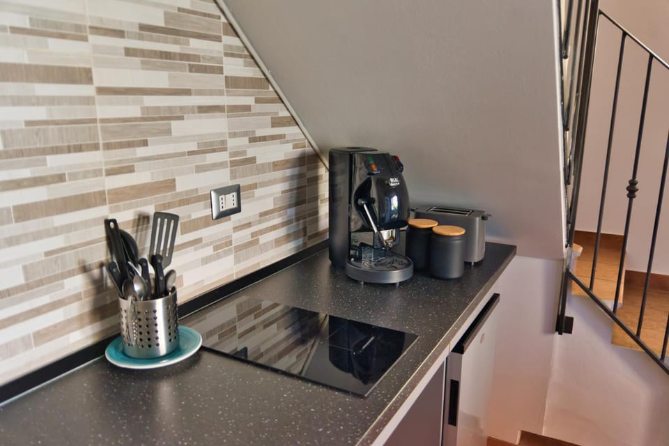 Coffee/tea facilities, Kitchen or kitchenette, stove