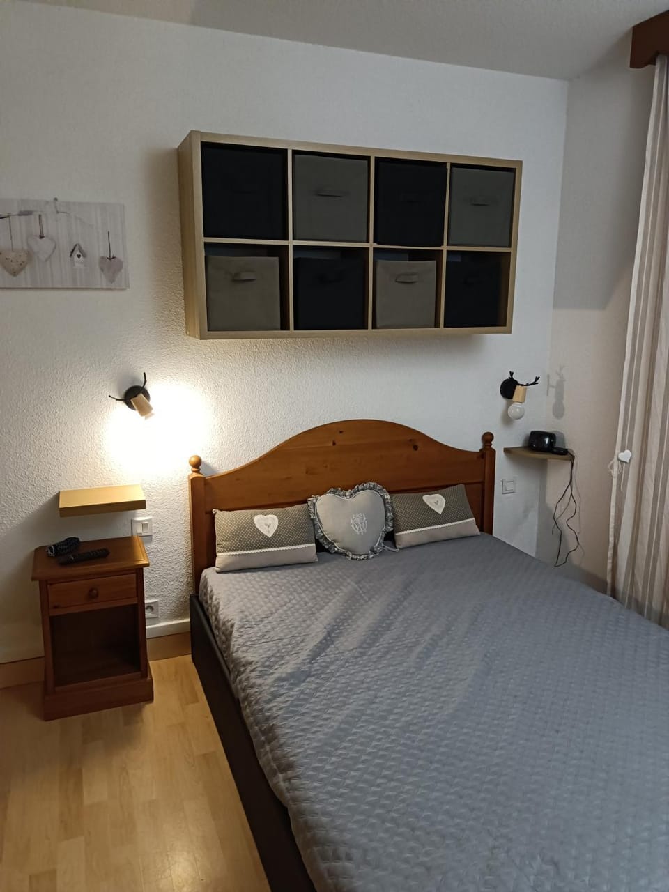 Photo of the whole room, Decorative detail, storage