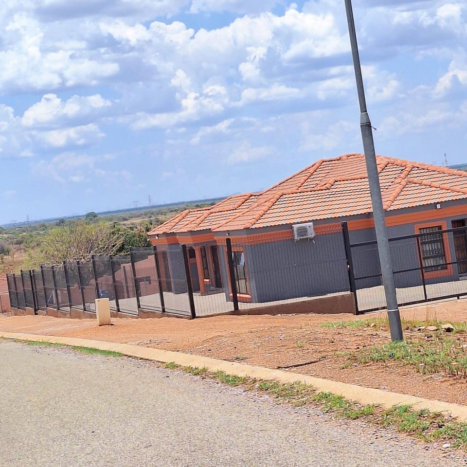 Tshukudu e Ntsho Bed and Breakfast in Gauteng