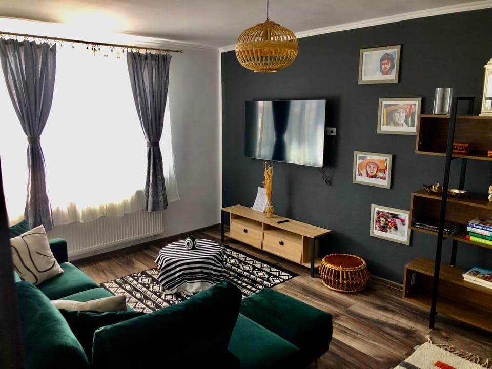 Cityscape Comfort with key lockbox Apartment in Brașov County