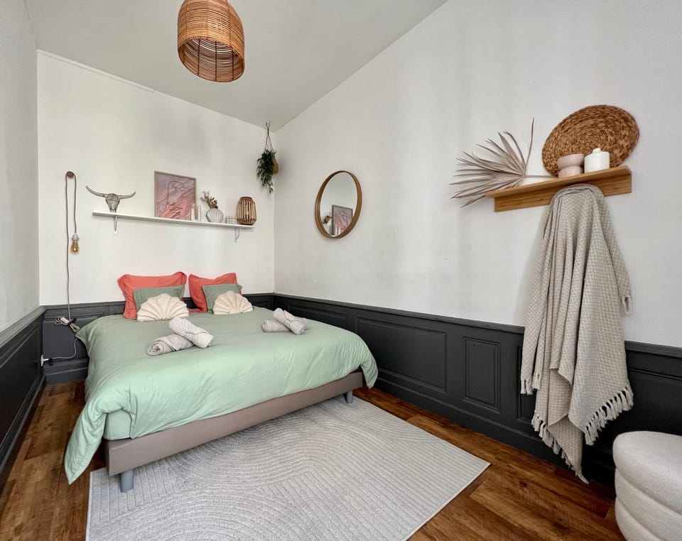 Bed, Photo of the whole room, Bedroom
