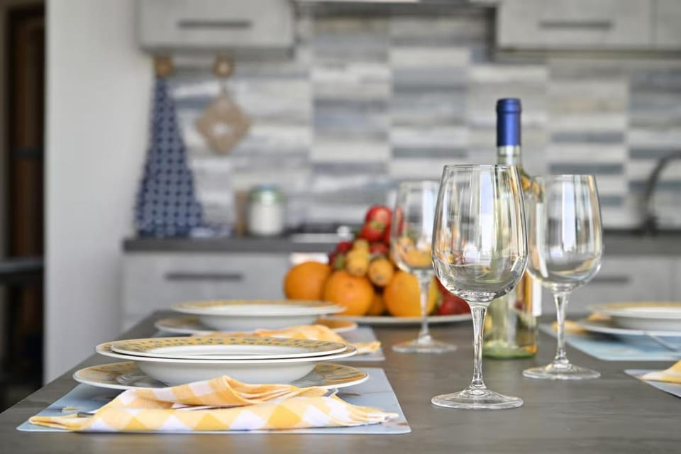 Kitchen or kitchenette, Swimming pool