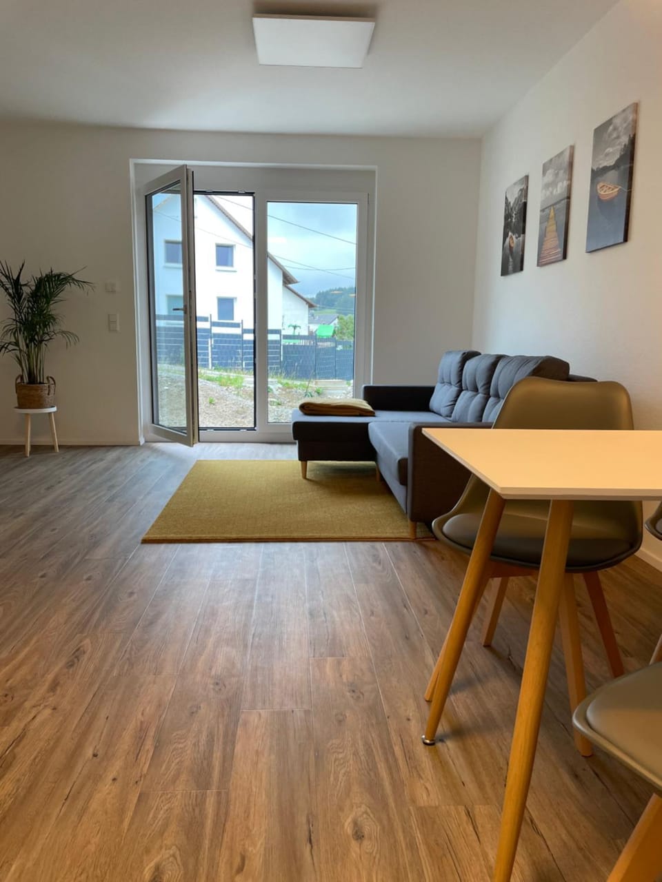 TV and multimedia, Living room, Seating area, Dining area
