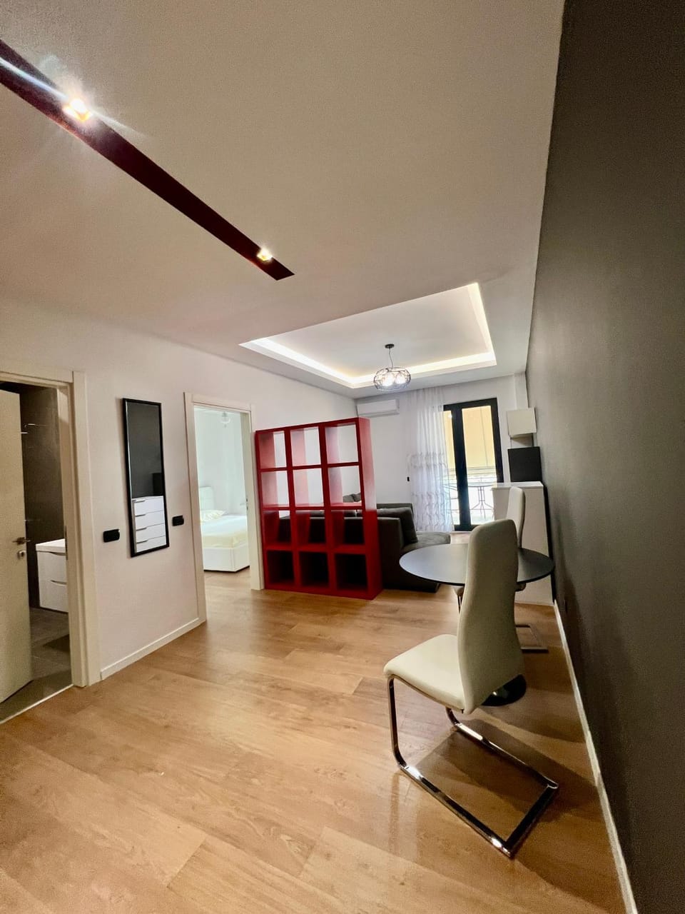Bed, TV and multimedia, Living room, Photo of the whole room, Seating area, Bedroom, hair dresser
