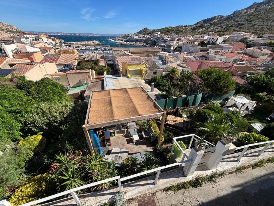 Parc National des Calanques, LA FLIBUSTE DES GOUDES Maison 2 chambres CLIMATISEE, jardins Jaccuzzi proche plage large vue mer PARKING reserve a l arrivee House in Marseille
