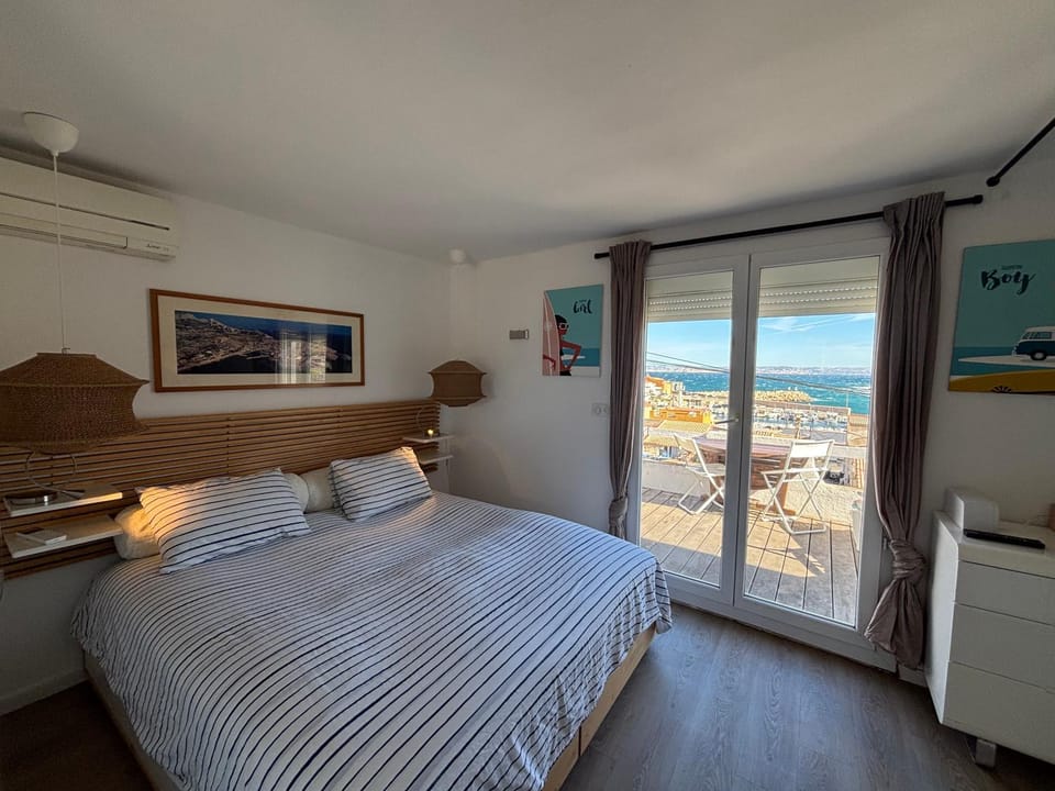 LA FLIBUSTE DES GOUDES Maison CLIMATISÉE, 2 chambres, terrasses, grand jardin, Jacuzzi, proche plages, large vue mer House in Marseille