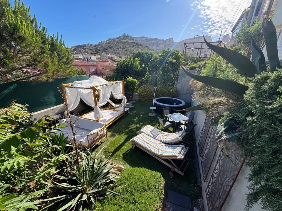 LA FLIBUSTE DES GOUDES Maison CLIMATISÉE, 2 chambres, terrasses, grand jardin, Jacuzzi, proche plages, large vue mer House in Marseille