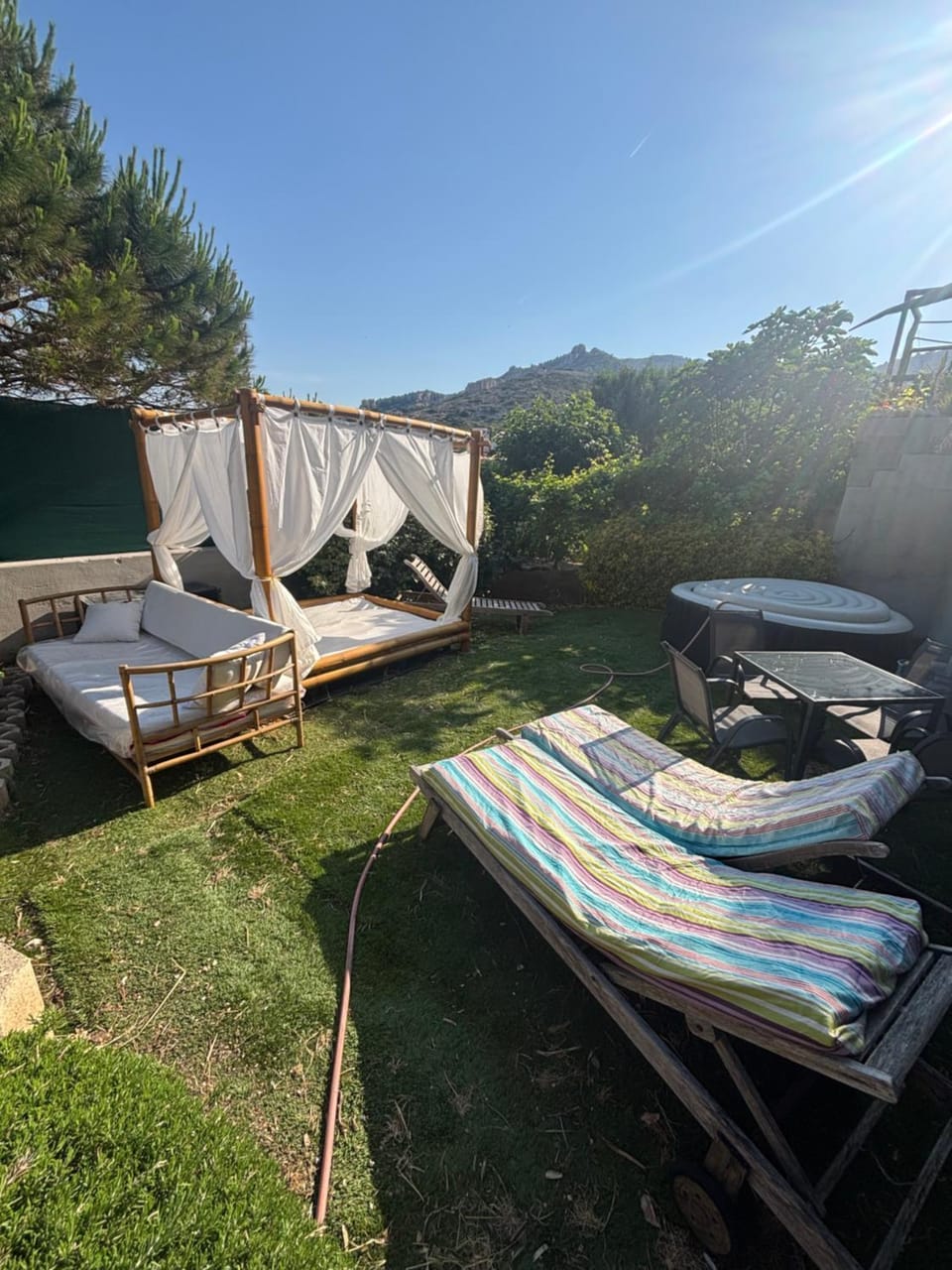 Au cœur du Parc National du Massif des Calanques, la FLIBUSTE des Goudes, Maison 2 chambres, climatisée, jardins, solarium, Jaccuzzi, proche plage, large vue mer House in Marseille