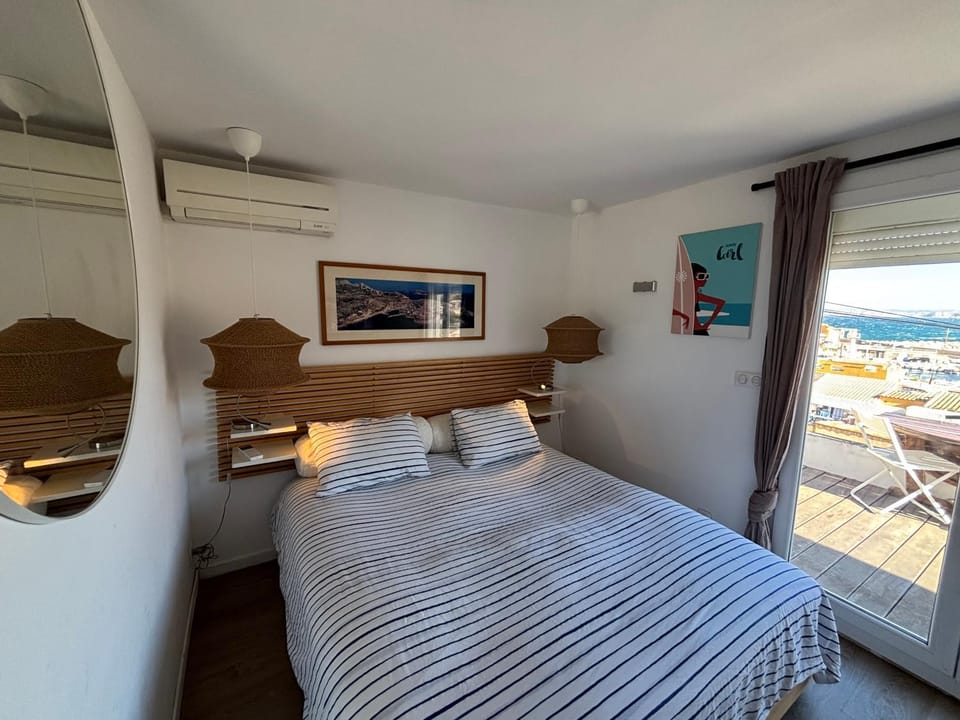 Parc National des Calanques, LA FLIBUSTE DES GOUDES Maison 2 chambres CLIMATISEE, jardins Jaccuzzi proche plage large vue mer PARKING reserve a l arrivee House in Marseille