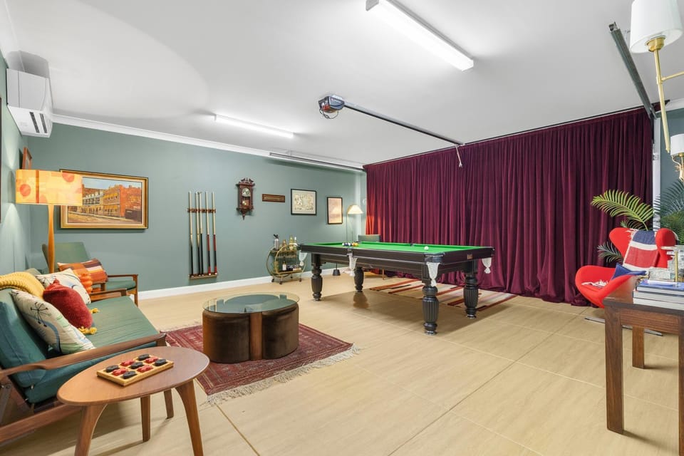 Billiard, Game Room
