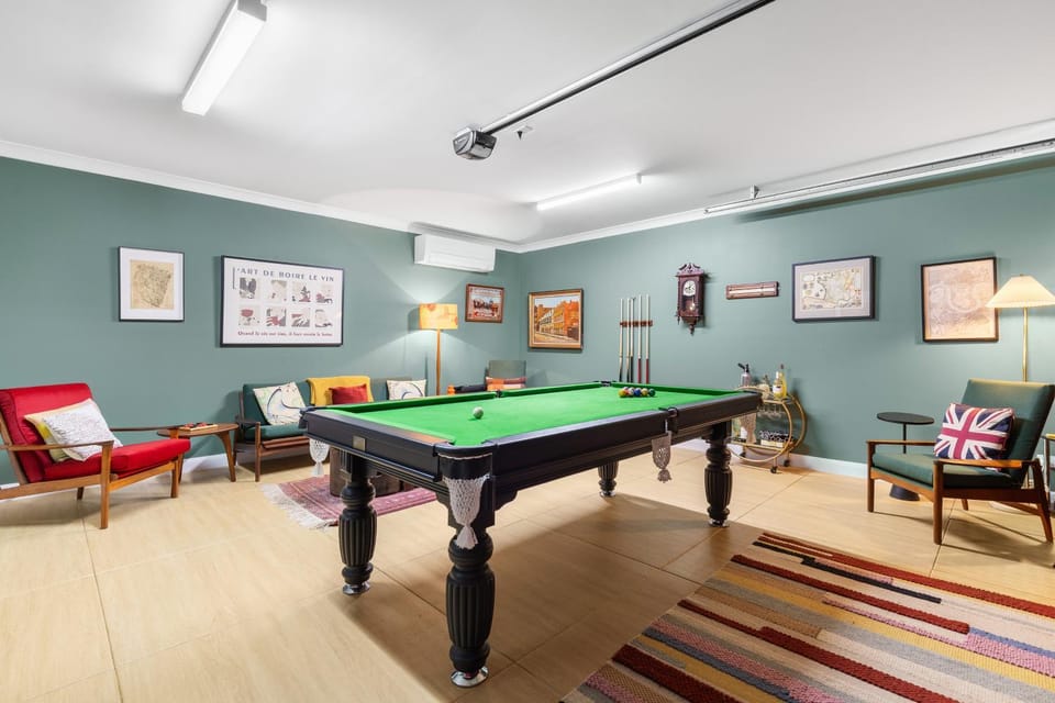 Billiard, Game Room