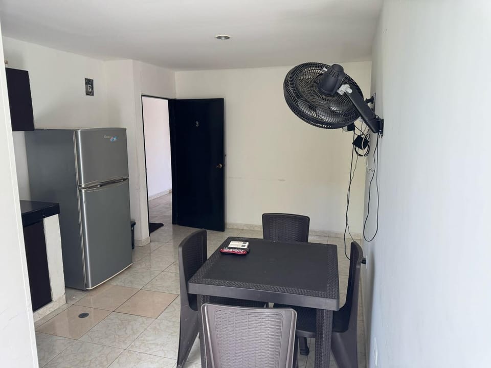 Kitchen or kitchenette, Dining area, oven