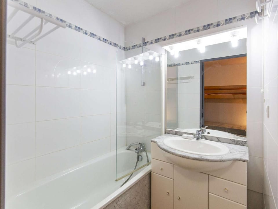 Studio cabine 4 pers avec terrasse, piscine couverte et salle de fitness, proche pistes et remontées - FR-1-404-339 Cabin in Aragon