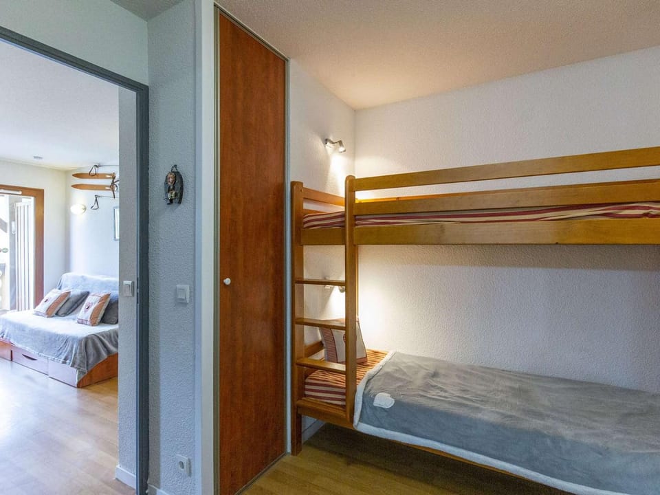 Studio cabine 4 pers avec terrasse, piscine couverte et salle de fitness, proche pistes et remontées - FR-1-404-339 Cabin in Aragon