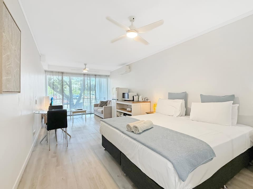 Bed, Living room, Dining area, Bedroom