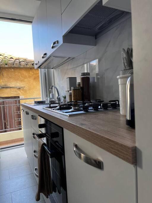 Kitchen or kitchenette, dishwasher, minibar, stove