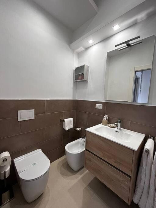 Toilet, Bathroom, bidet, towels