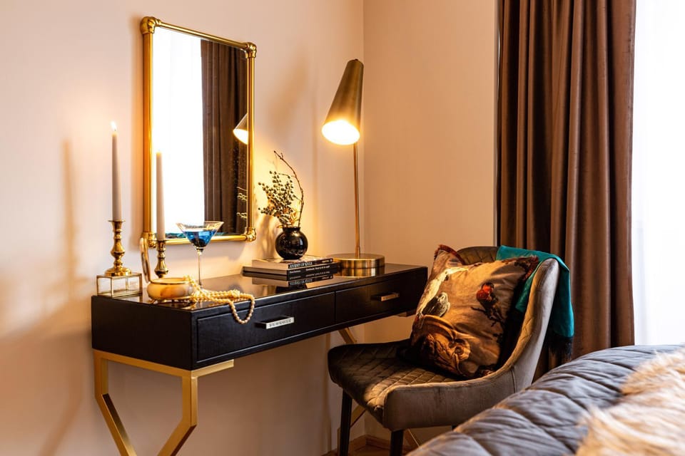 Bed, Seating area, Bedroom, hair dresser