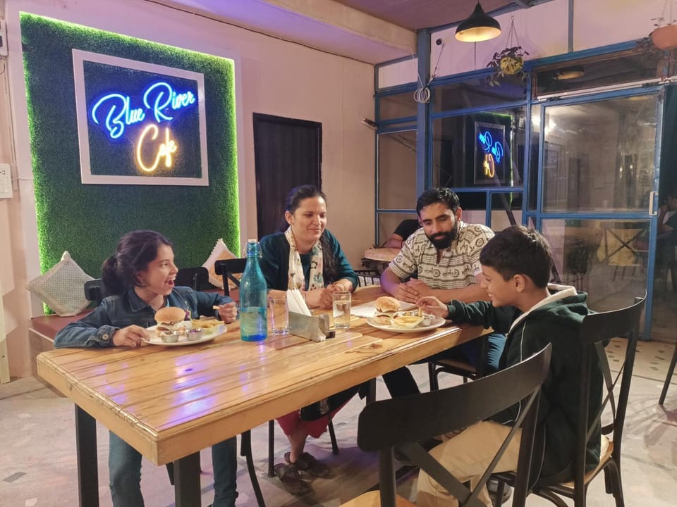 Restaurant/places to eat, Restaurant/places to eat, People, Property logo or sign, Kids's club, Dinner