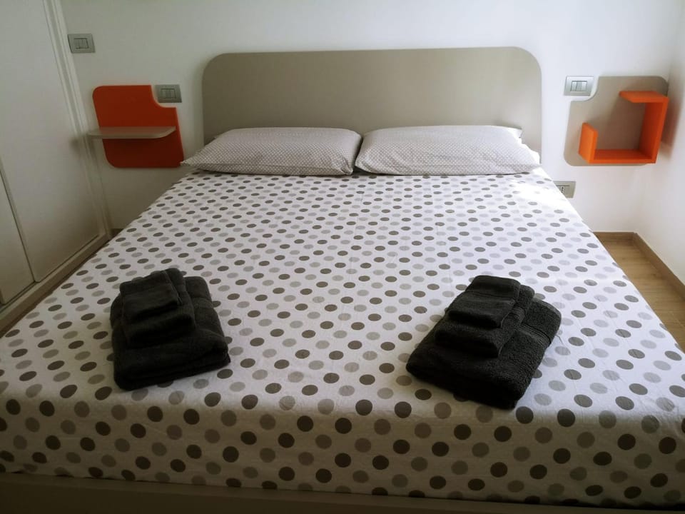 Bed, towels