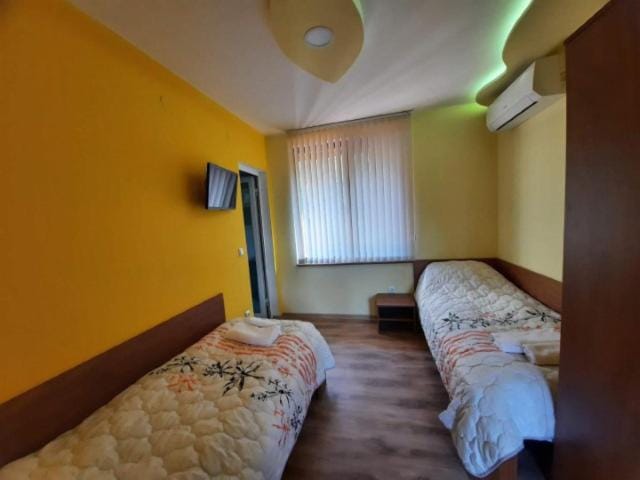 TV and multimedia, Photo of the whole room, Bedroom, air conditioner