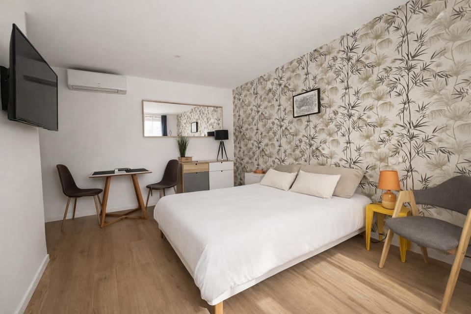 Bed, TV and multimedia, Kitchen or kitchenette, Photo of the whole room, Bedroom, air conditioner