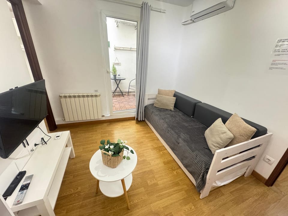 Communal lounge/ TV room, TV and multimedia, Living room, Seating area, Evening entertainment, air conditioner