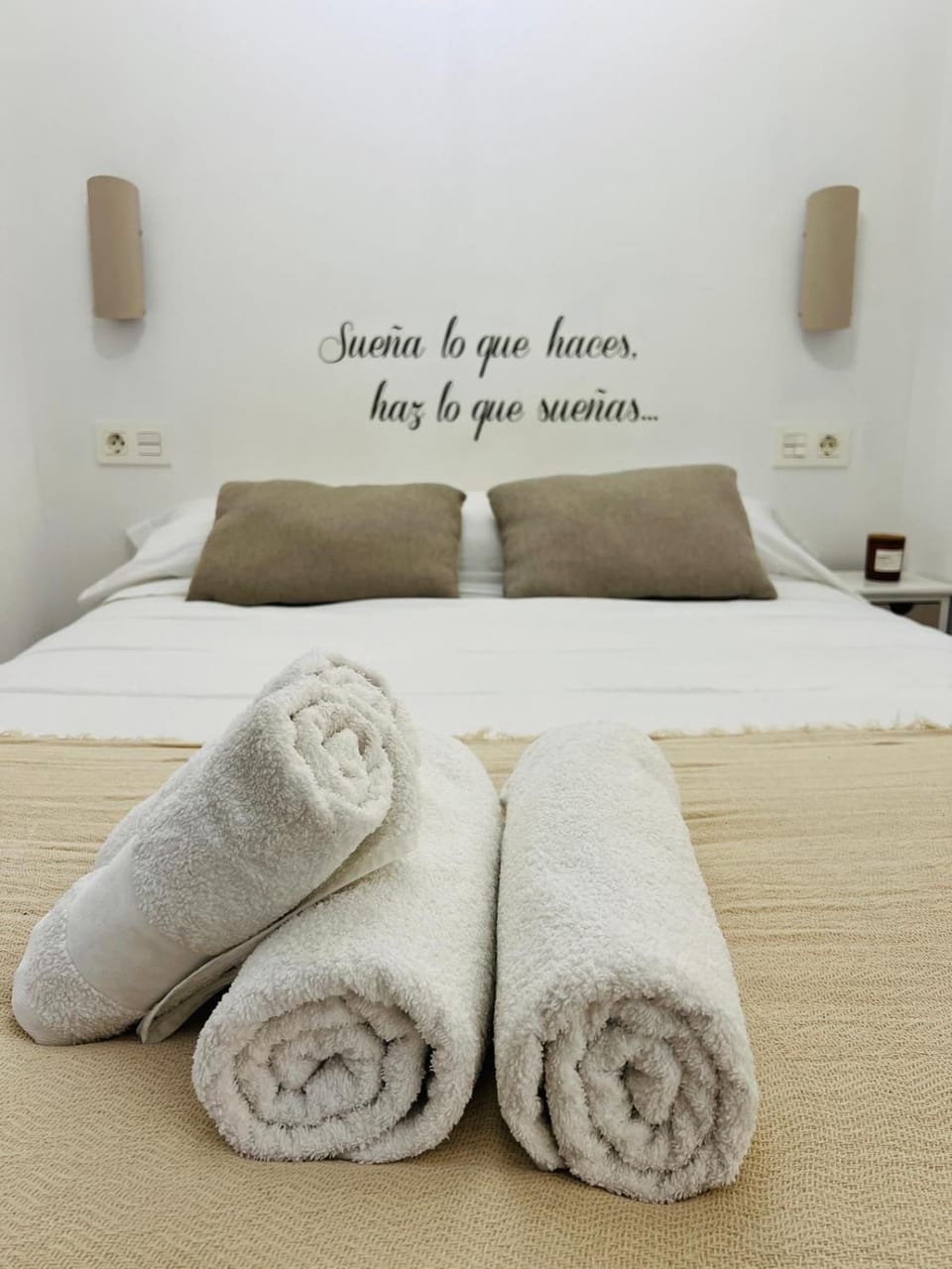 Bed, Photo of the whole room, Bedroom, towels