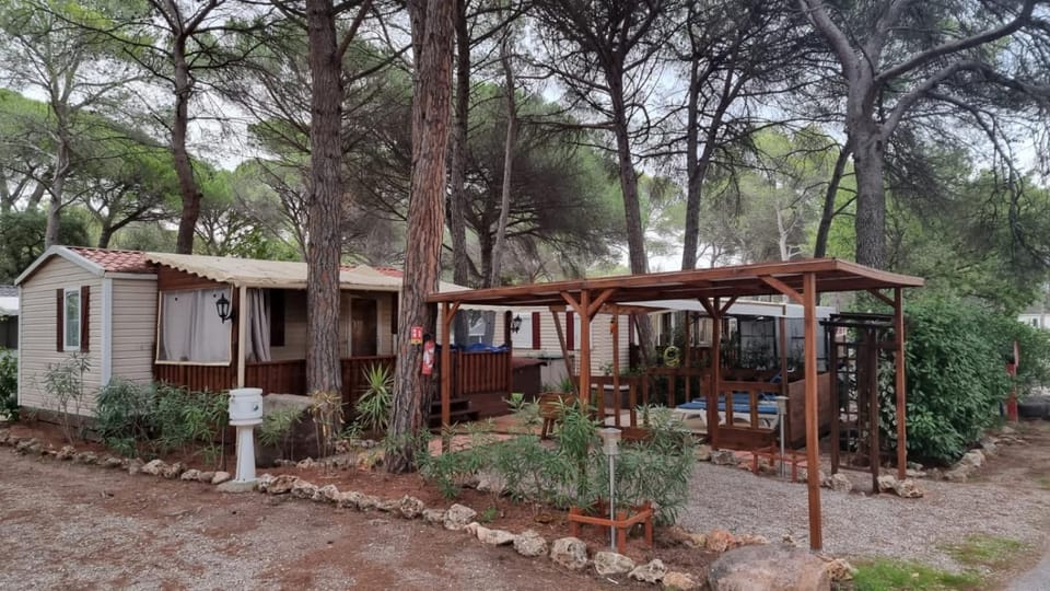 Camping Oasis Village Campground/ 
RV Resort in Roquebrune-sur-Argens