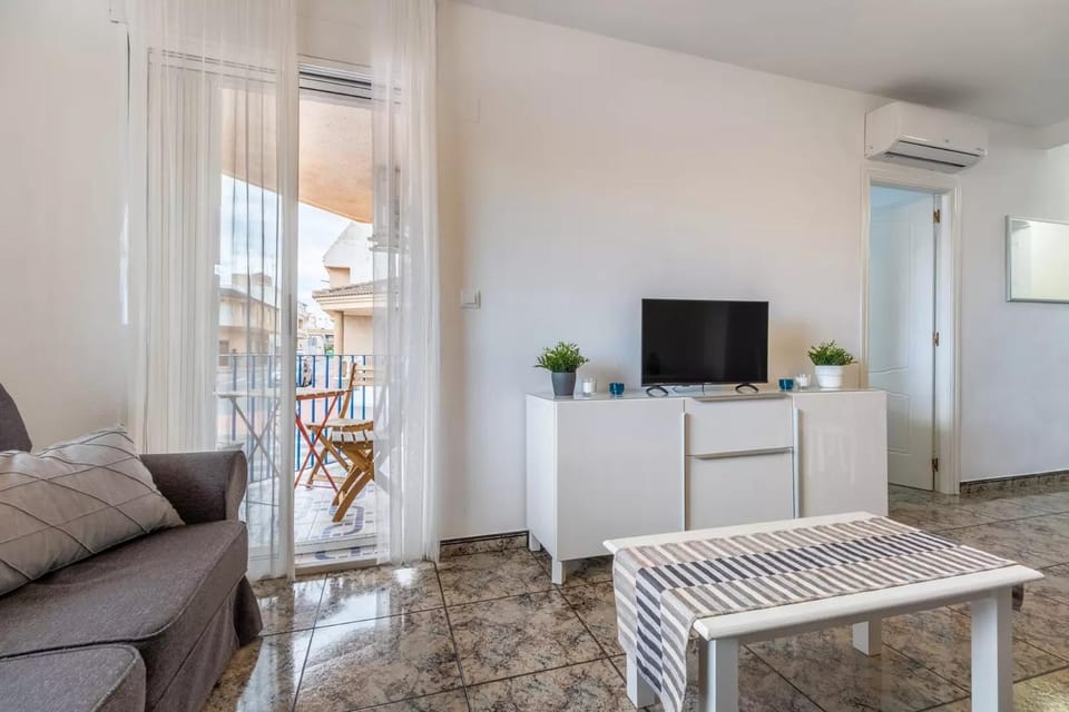 Communal lounge/ TV room, TV and multimedia, Living room, Seating area, air conditioner