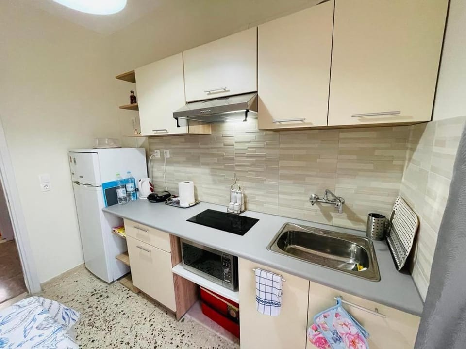 Coffee/tea facilities, Kitchen or kitchenette, stove