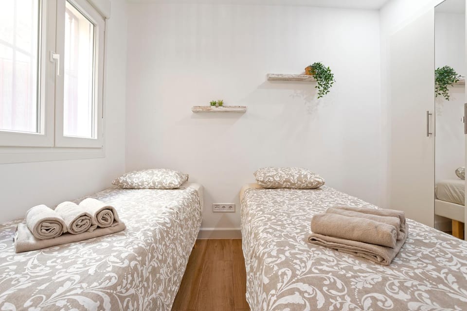 Bed, Bedroom, towels