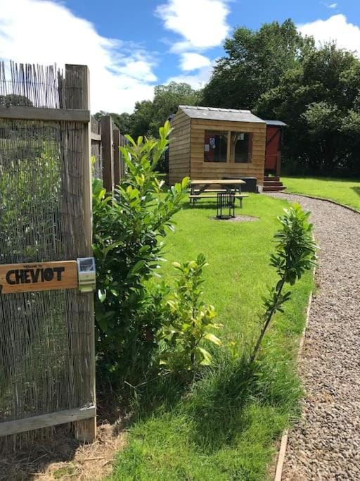 Luxury Railway carriage with own private hot tub Apartment in Crucorney