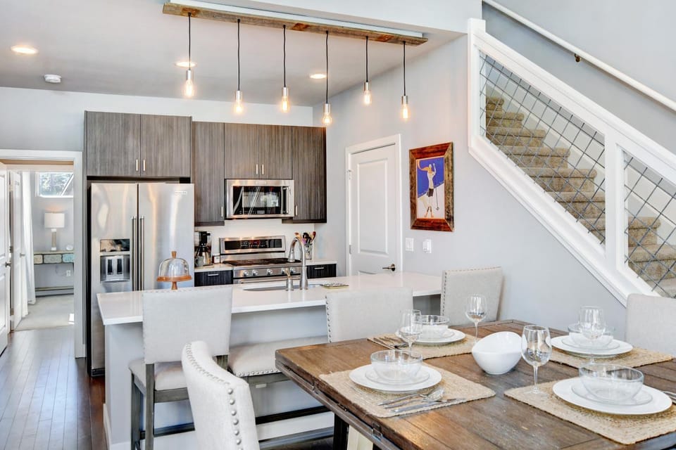 Kitchen or kitchenette, Dining area