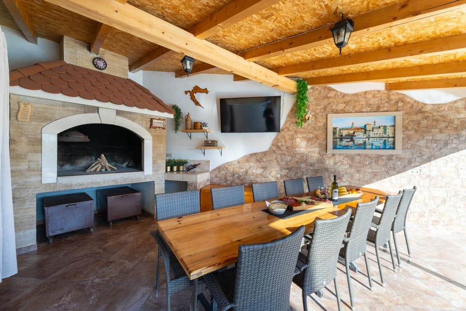 TV and multimedia, Seating area, Dining area, Evening entertainment