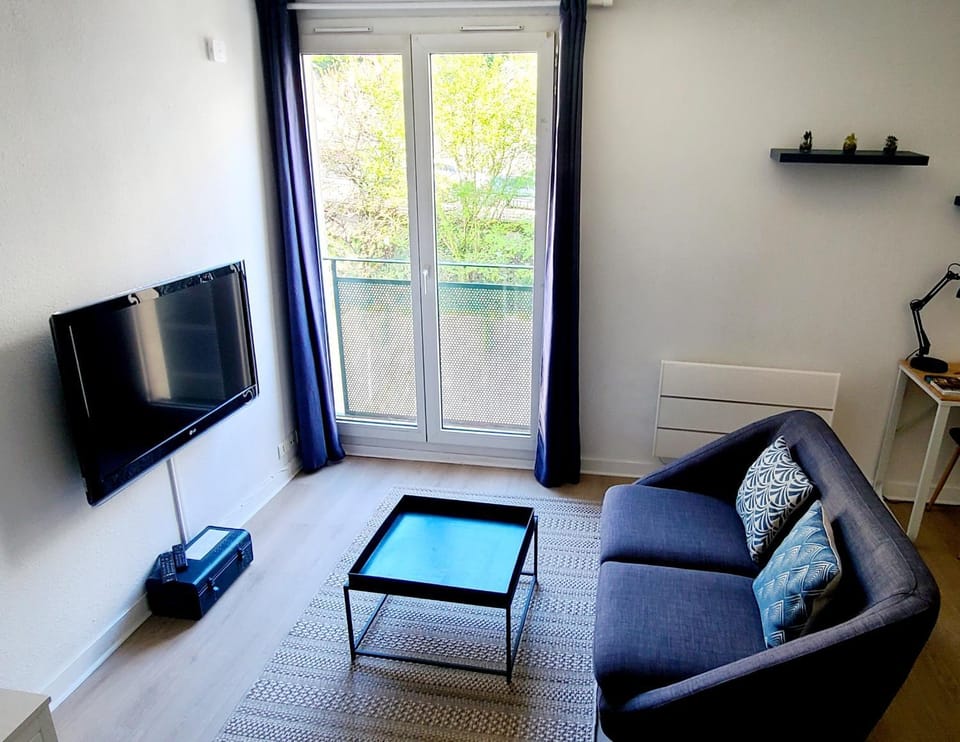 Grand Studio neuf Parking Privatif 3 minutes Gare au calme Apartment in Poitiers