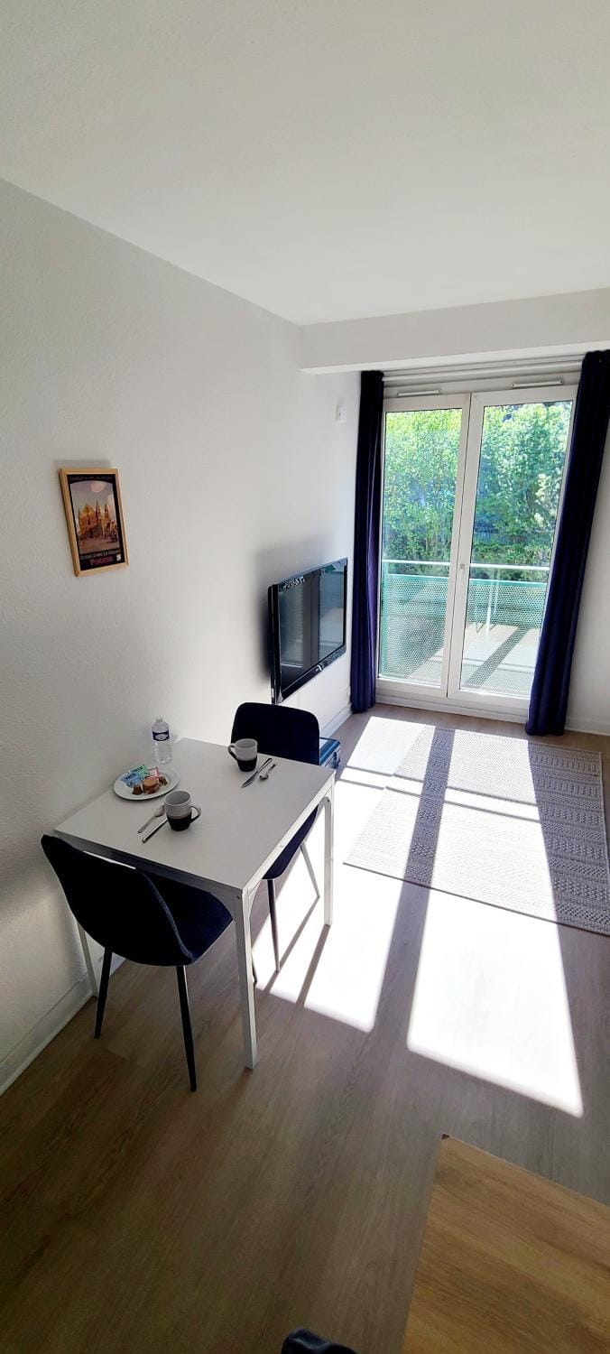 Grand Studio neuf Parking Privatif 3 minutes Gare au calme Apartment in Poitiers