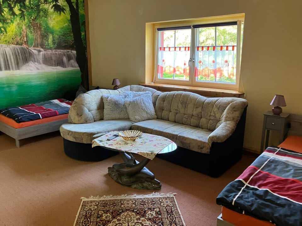 Bed, Living room, Photo of the whole room, Seating area